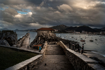 Obraz premium Pasarela en Castro Urdiales (Cantabria, España)