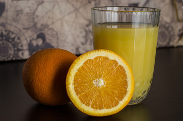 sliced ​​oranges, sweet and juicy slices on the table on the table, juice in the glass on the table