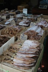 Getrockneter Fisch auf thailändischem Markt in Bangkok