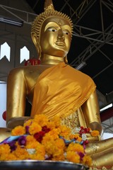 Goldener sitzender Buddha in Bangkok Thailand - Tempel