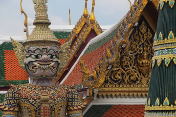 Fototapeta na wymiar Bunter Buddha Statue in Bangkok Königspalast - Thailand