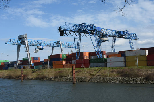 hijskranen voor containers in de binnenhaven van Emmerich aan de rivier de Rijn