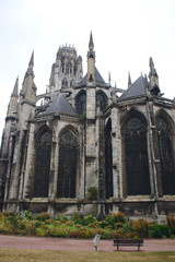 Fototapeta na wymiar Abbaye Saint-Ouen à Rouen en Normandie, France. Style gothique. Vue des jardins de l'Hotel de Ville, en contre-plongée