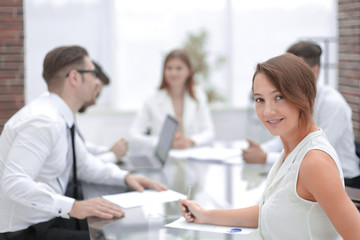 Obraz premium young employee at a working meeting