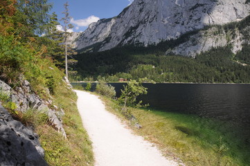 die Trisselwand am Altausseer See Steiermark Salzkammergut unter blauem himmel mit schöner...