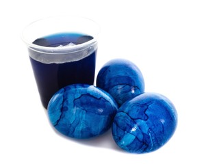 Ostereier blau f&auml;rben isoliert freigestellt ausgeschnitten