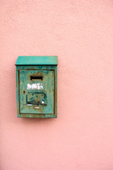 Grüner alter Briefkasten
