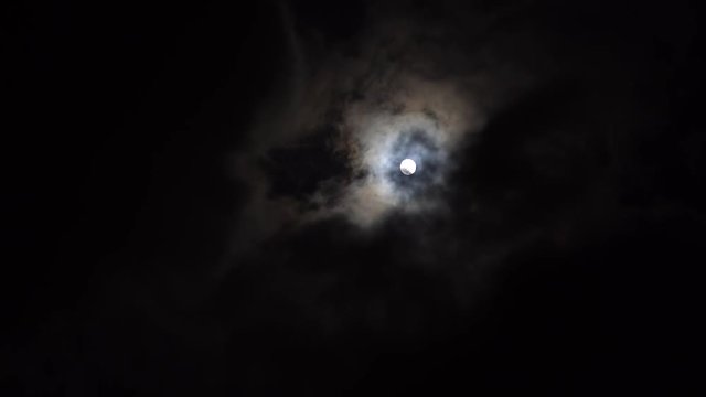Vollmond mit vorbeiziehenden Wolken