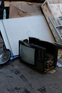 Poste t&eacute;l&eacute;vision cathodique cass&eacute; d&eacute;pos&eacute; avec ordure sur le trottoir