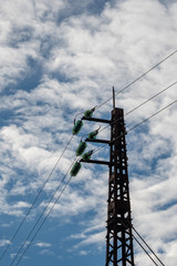 Pylone électrique avec 3 lignes haute tension et isolateurs, ciel nuageux