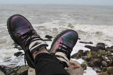 sentada frente al mar