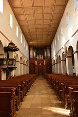 Innenansicht der Einhard Basilika in Seligenstadt a. M. mit Blick auf die Wilbrand Orgel