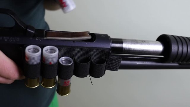 Reloading a shotgun 