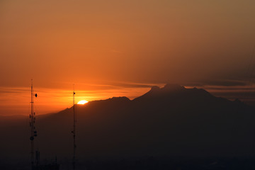 Amanecer tras el volcán Iztaccíhuatl en México