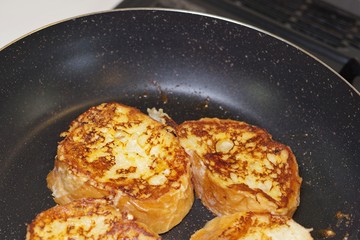 フランスパンでフレンチトーストを作る（焼いている）