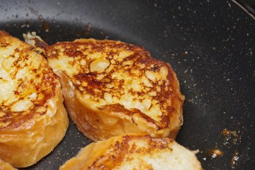 フランスパンでフレンチトーストを作る（焼いている）