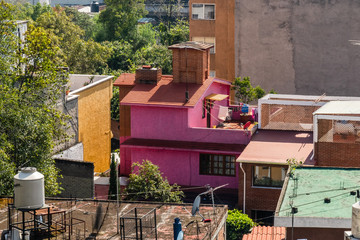 Aussicht vom Museum Anahuacalli in Mexiko Stadt auf ein buntes Haus