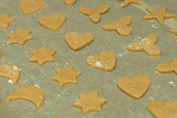 raw gingerbread cookies for Christmas, laid out on a baking tray