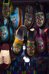 Tradycyjne marokańskie buty na targu - obrazy, fototapety, plakaty