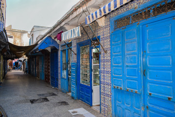 Uliczka w Essaouiarze w maroko - obrazy, fototapety, plakaty