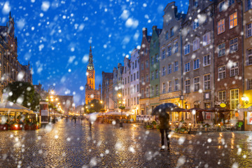 Fototapeta na wymiar Old town of Gdansk on a cold winter night with falling snow, Poland