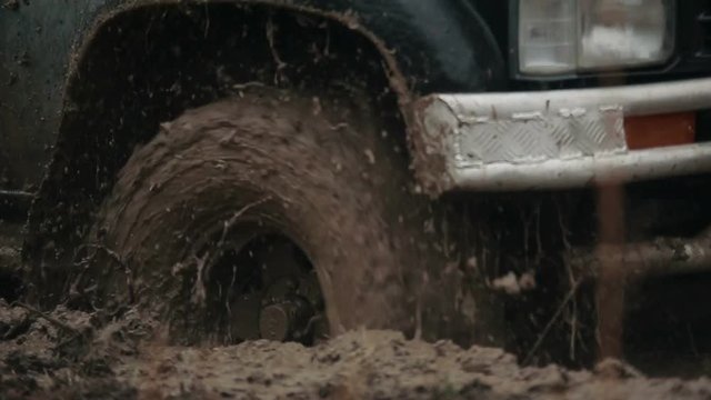 Jeep rides through the mud in the woods