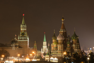 Fototapeta na wymiar Kremlin tower and St. Basil's Cathedral in the center of Moscow at night