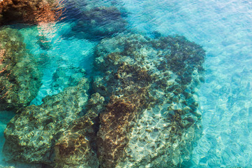 Naklejka premium Azure water with underwater rock