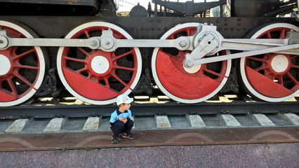 the child at the locomotive