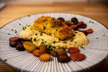 Kabeljau in Curry mit  Polenta und karamellisierten Möhren