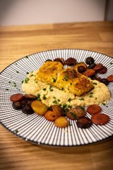  Kabeljau in Curry mit Polenta und karamellisierten Möhren
