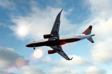 AVION DANS UN CIEL LUMINEUX