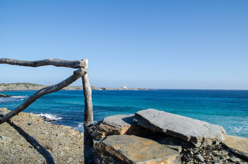 Obraz premium Landscape photograph of a lighthouse far above a rock road facing the sea