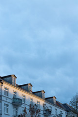 Fototapeta na wymiar Dach von Wohnhaus in Hamburg im Abendlicht