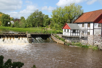 Staustufe an einem Fluss in Saeby im Norden Dänemarks