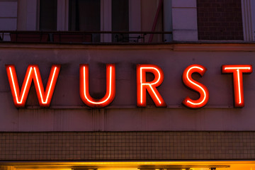 Leuchtreklame mit Wort 