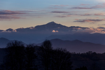 北杜市から夜明けの奥秩父金峰山
