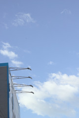 Obraz premium Large billboard And the lamp arm shines Bright sky background