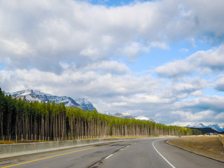 秋のカナディアンロッキー　バンフからレイク・ルイーズへのトランス・カナダ・ハイウェイ１号線（バンフ国立公園　カナダ・アルバータ州）