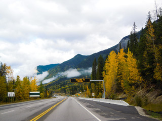 秋のカナディアンロッキー　レイク・ルイーズからゴールデンへのトランス・カナダ・ハイウェイ１号線（ヨーホー国立公園　カナダ　ブリティッシュ・コロンビア州）