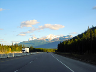 秋のカナディアンロッキー　夕方のトランス・カナダ・ハイウェイ１号線　レイク・ルイーズ〜バンフ間（バンフ国立公園　カナダ・アルバータ州）