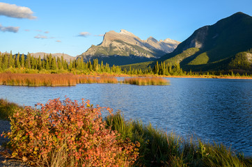 秋のカナディアンロッキー　夕方のランドル山とバーミリオン湖（バンフ国立公園　カナダ・アルバータ州）