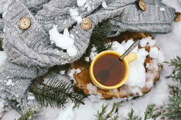 Obraz na płótnie Canvas cup of tea on a snow background. xmas time