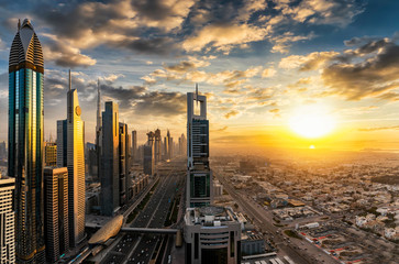 Panoramablick auf die moderne Skyline von Dubai bei Sonnenuntergang: von der Business Bay bis...