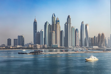 Blick auf die moderne Skyline der Dubai Marina bei Tag © moofushi