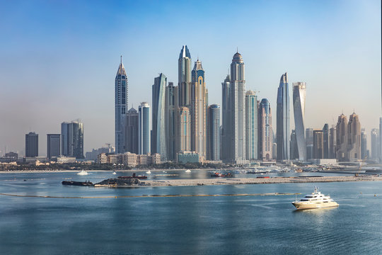 Blick auf die moderne Skyline der Dubai Marina bei Tag