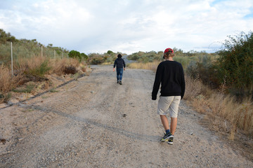 Jovenes caminando en camino rural