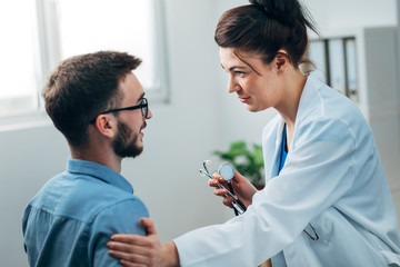 Obraz premium Woman Doctor talking to Patient at her Medical Office