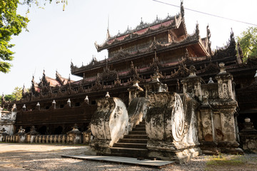Antiguo Monasterio de Shwe Nan Daw Kyaung, de madera de teca dorada. Mandalay, Myanmar