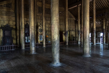 Antiguo Monasterio de Shwe Nan Daw Kyaung, de madera de teca dorada. Mandalay, Myanmar